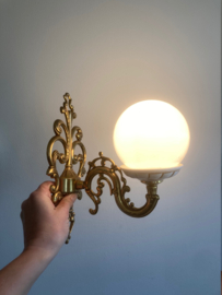 Goudkleurige vintage plafondlamp met witte bollen. Romantische kroonluchter