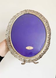 Zilverkleurige ovale fotolijst in barok lijst met bol glas, bronzo argentato