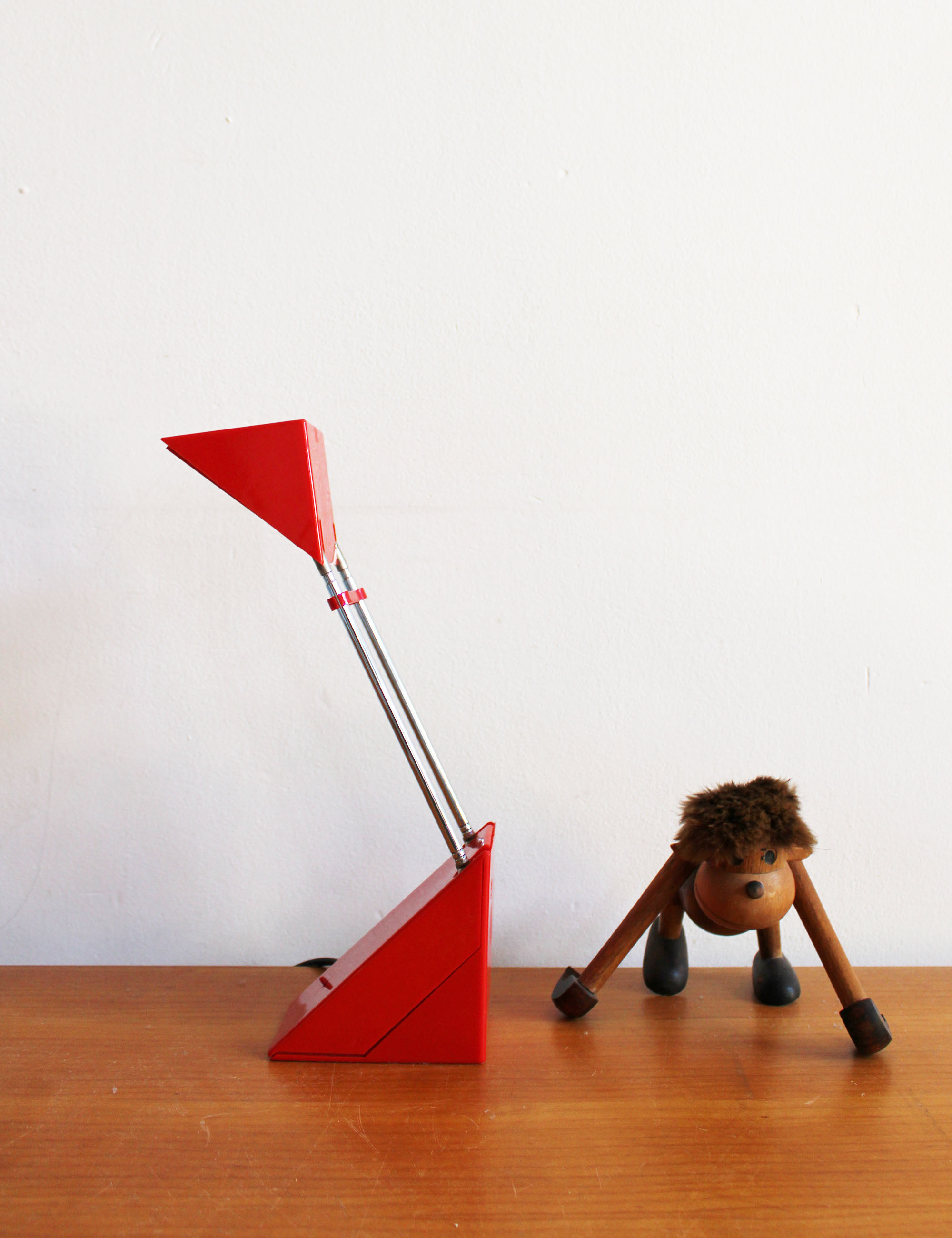 Rode vintage telescoop lamp. Retro design bureaulamp in Memphis stijl