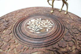 Handgesneden tafeltje uit India. Houten vintage plantentafel