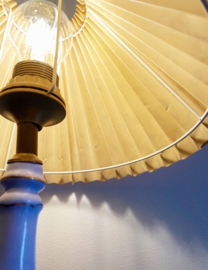 Vintage lampje op blauwe aardewerk voet. Kitsch tafellamp met plissé kap