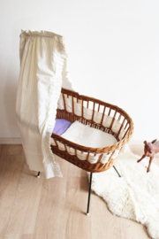Prachtige rotan vintage wieg. Rieten boho bedje met hemeltje