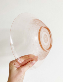 Roze glazen vintage schaal. Groot diep bord van glas, chipje