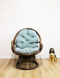 Rotan vintage draaistoel met blauw kussen.  Retro Manou fauteuil