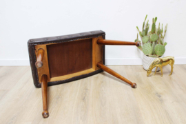 Vintage voetenbankje met bruin skai leer. Houten retro kruk/luiwammes