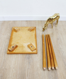 Houten vintage tafeltje met blauwe tegels. Retro plantentafel
