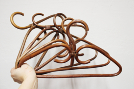 5 rotan vintage kledinghangers. Set retro kleerhangers / bamboe kapstok
