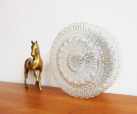 Vintage plafonnière van gebobbeld glas. Retro plafond / wand lamp