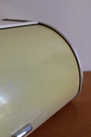 Vintage Brabantia broodtrommel met geel deksel. Groot retro bewaarblik