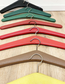 8 vintage kledinghangers van skai leer. Set retro kleerhangers