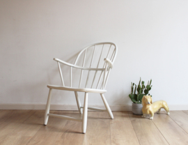 Witte vintage spijlenstoel - Ercol? Houten retro fauteuil met Scandinavisch tintje