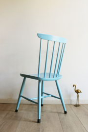 Blauwe vintage spijlenstoel. Houten retro stoel met Scandinavisch tintje