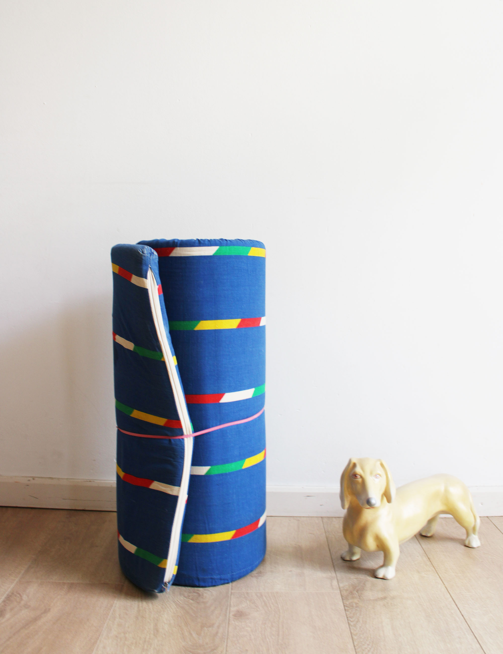 Blauw vintage logeermatras. Opvouwbaar retro matras / speelkussen
