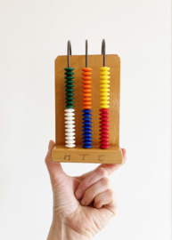 Houten abacus met 60 kralen. Retro telraam / rekenmachine