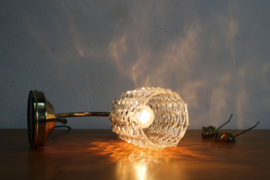 Goudkleurig vintage wandlampje met glazen kap. Hollywood Regency stijl  lamp