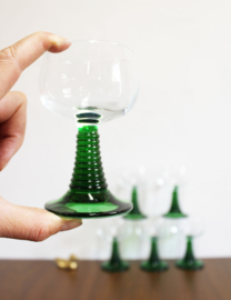 6 retro moezel / roemer glaasjes. Set vintage Luminarc wijnglazen op groene voet.