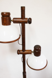 Houten vintage vloerlamp met witte kappen. Retro design lamp - Steinhauer