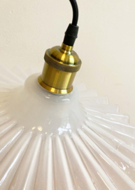Wit vintage hanglampje van geribbeld glas. Glazen retro lampje