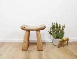 Laag houten krukje in Brutalist stijl. Massieve retro kruk / stool