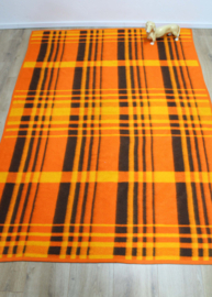 Grote geblokte vintage deken van dralon. Oranje/ gele retro vegan sprei