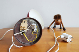 Rode retro bureaulamp. Vintage lampje met buigbare poot