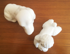2 vintage honden beeldjes van wit aardewerk. Retro teckel en poedel beeldje.
