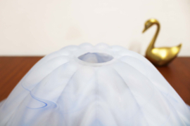 Wit vintage hanglamp van blauw/wit glas. Glazen retro lamp