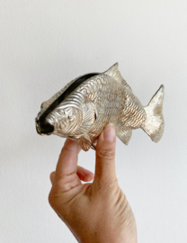 Zilverkleurige vintage servethouder in vis vorm. Retro brieven/foto houder