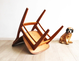 Houten vintage stoel met skai leer. Mid Century eetkamerstoel