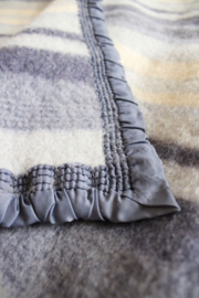 Blauwe wollen vintage deken. Retro sprei met strepen