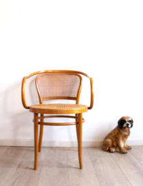 Houten vintage cafe stoel met armleuning. Retro stoeltje in Thonet stijl, model 210?