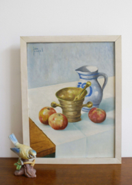 Origineel schilderij op doek in houten lijst. Stilleven met, appels,  vijzel en Keulse pot.