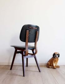 Houten retro stoel met zwart skai. Vintage stoeltje