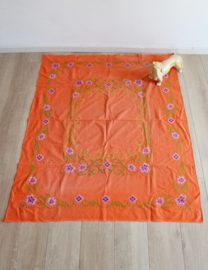 Set handgeborduurde vintage tafelkleden. Retro kleed met bloemen.