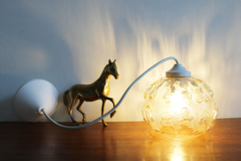 Klein vintage hanglampje van gebobbeld glas. Glazen retro lampje