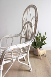 Witte mini fauteuil van rotan. Rieten boho vintage stoeltje voor kids.