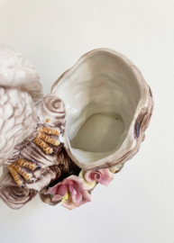 Super-kitsch bloempot met uil, Capodimonte? Vintage pot met bloemen en vogel