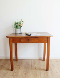 Houten vintage tafel met bijzonder blad. Retro eet/keukentafel met lade