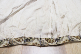 Twee vintage gordijnen met gebloemde barok print . Set lange retro overgordijnen
