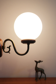 Vintage wandlamp met glazen bol kapje. Retro lampje