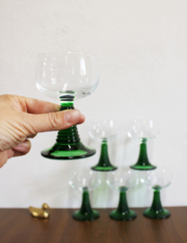 6 retro moezel / roemer glaasjes. Set vintage Luminarc wijnglazen op groene voet.