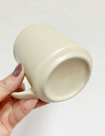 Set vintage theekoppen met vlinders. Twee aardewerk retro kopjes / mokken