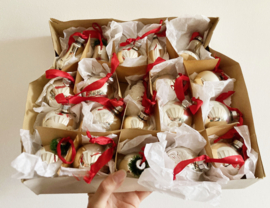Set van 20 glazen vintage kerstballen. Antieke zilveren kerstversiering, o.a. deukballen