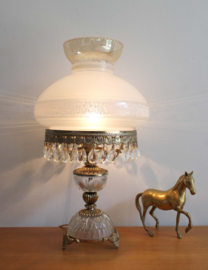 Prachtige antieke lamp met wit glazen kap. Vintage tafellamp pegeltjes.