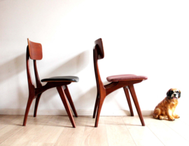 Set van 2 teakhouten vintage stoelen - Wébé? Mid Century etro design stoelen.