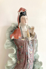 Groot Chinese porseleinen polychrome Guanyin. Vintage Kwan Yin beeld