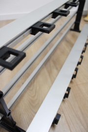 Brede vintage kapstok van metaal. Retro  design wandkapstok