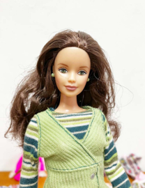 Vintage Barbiepop met extra kleertjes. Retro speelgoed pop met kleding