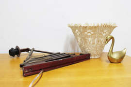 Vintage schaarlamp met geknoopte kap. Houten retro harmonica lamp