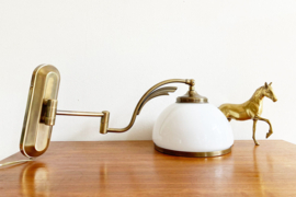 Vintage wandlamp met zwenk-arm.  Bronskleurig lampje met glazen kap.